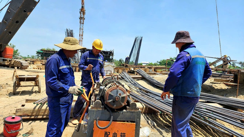 Dự án đường 3.500 tỷ ở Quảng Ngãi gặp khó vì vướng mặt bằng- Ảnh 2. Dự án đường 3.500 tỷ ở Quảng Ngãi gặp khó vì vướng mặt bằng- Ảnh 2.