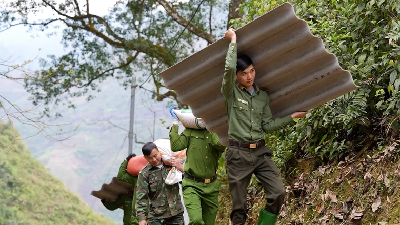 Chuyện "c&otilde;ng nh&agrave;" l&ecirc;n n&uacute;i ở Y&ecirc;n B&aacute;i- Ảnh 1.