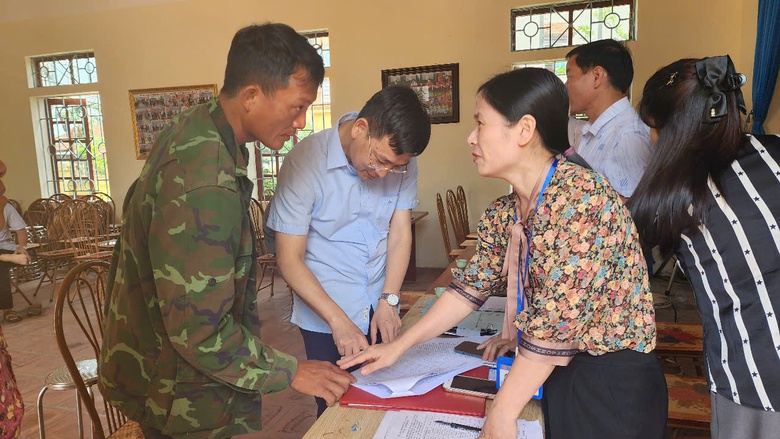 Huyện Bình Xuyên chi trả tiền bồi thường giải phóng mặt bằng dự án đường dây 500kV Lào Cai- Ảnh 4. Huyện Bình Xuyên chi trả tiền bồi thường giải phóng mặt bằng dự án đường dây 500kV Lào Cai- Ảnh 4.
