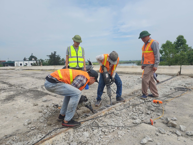 Nhiều mũi thi c&ocirc;ng sửa chữa cầu R&aacute;c, đảm bảo an to&agrave;n quốc lộ 1A qua H&agrave; Tĩnh- Ảnh 1.