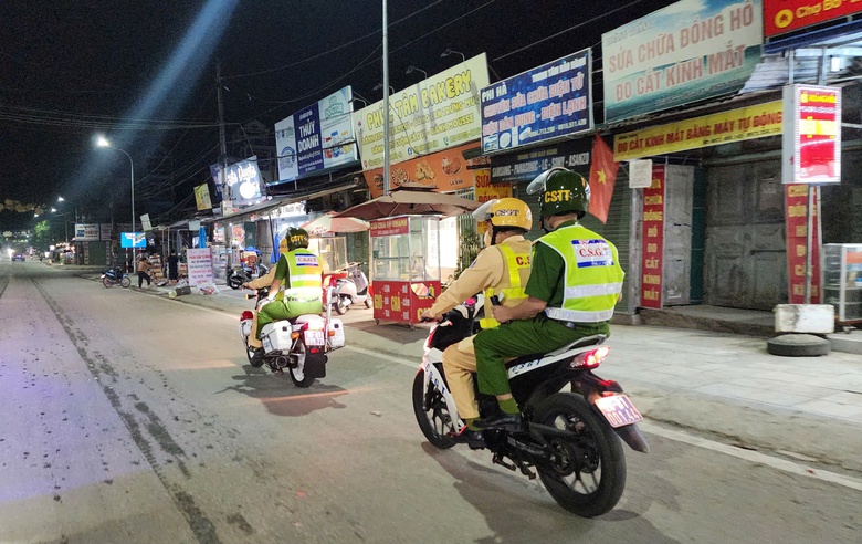 CSGT H&ograve;a B&igrave;nh đến từng nh&agrave; h&agrave;ng tuy&ecirc;n truyền "đ&atilde; uống rượu bia l&agrave; kh&ocirc;ng l&aacute;i xe"- Ảnh 1.