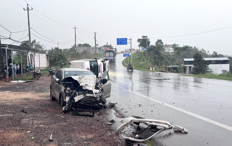 Xe chở bệnh nh&acirc;n cấp cứu lật nghi&ecirc;ng sau va chạm &ocirc; t&ocirc; con tr&ecirc;n đường Hồ Ch&iacute; Minh- Ảnh 1.