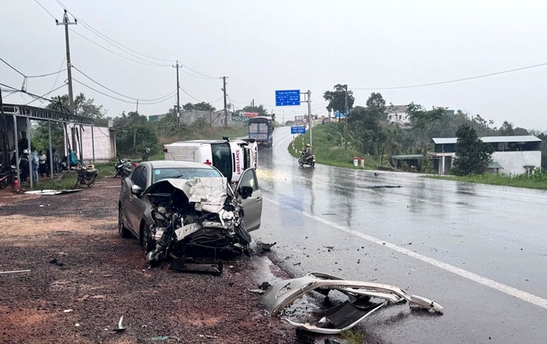 Cú va chạm mạnh khiến xe cứu thương lật nghiêng, ô tô con bị bể nát phần đầu. Cú va chạm mạnh khiến xe cứu thương lật nghiêng, ô tô con bị bể nát phần đầu.