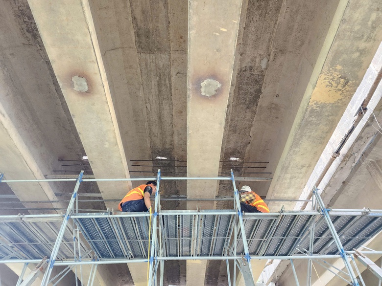 Nhiều mũi thi c&ocirc;ng sửa chữa cầu R&aacute;c, đảm bảo an to&agrave;n quốc lộ 1A qua H&agrave; Tĩnh- Ảnh 2.