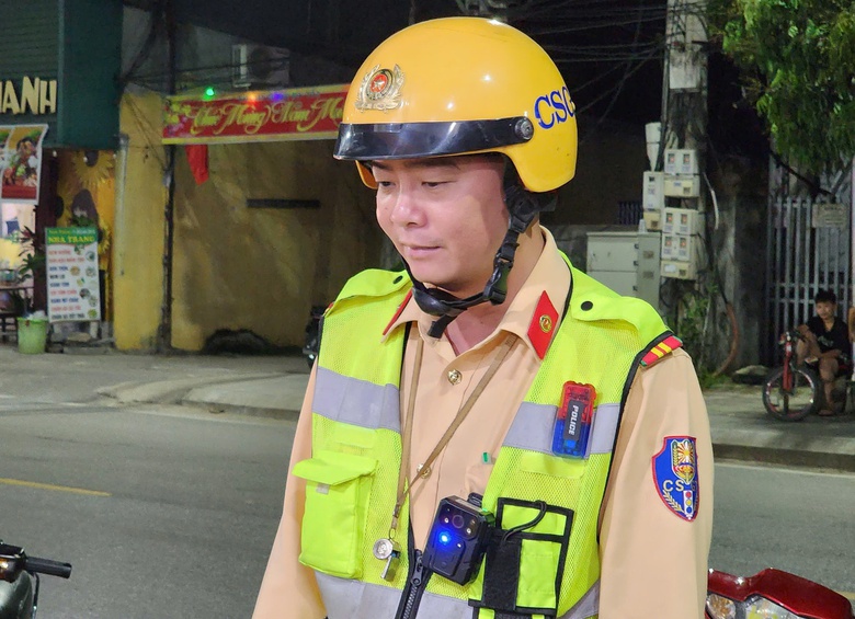 CSGT H&ograve;a B&igrave;nh đến từng nh&agrave; h&agrave;ng tuy&ecirc;n truyền "đ&atilde; uống rượu bia l&agrave; kh&ocirc;ng l&aacute;i xe"- Ảnh 2.