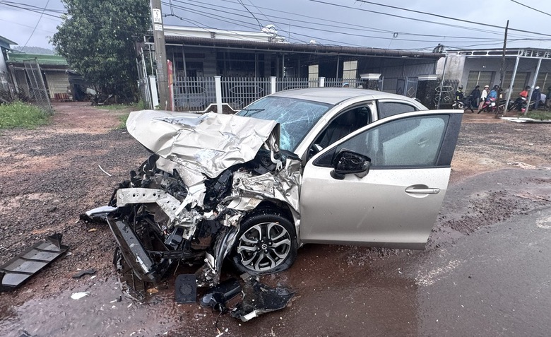 Xe chở bệnh nh&acirc;n cấp cứu lật nghi&ecirc;ng sau va chạm &ocirc; t&ocirc; con tr&ecirc;n đường Hồ Ch&iacute; Minh- Ảnh 2.