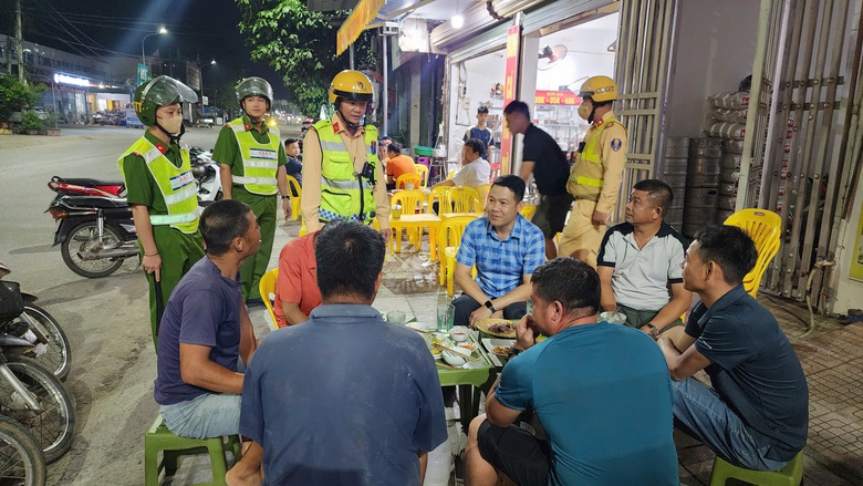 CSGT H&ograve;a B&igrave;nh đến từng nh&agrave; h&agrave;ng tuy&ecirc;n truyền "đ&atilde; uống rượu bia l&agrave; kh&ocirc;ng l&aacute;i xe"- Ảnh 3.