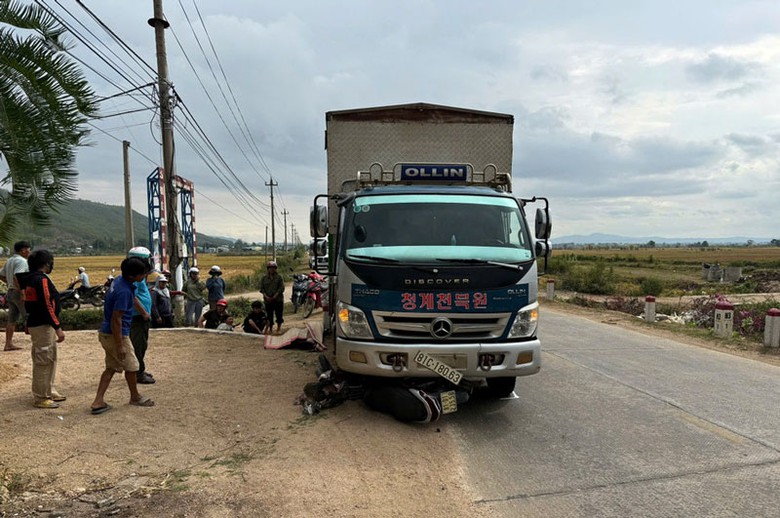 Hiện trường vụ tai nạn khiến anh T. tử vong - Ảnh: Văn Tu&acirc;n.
