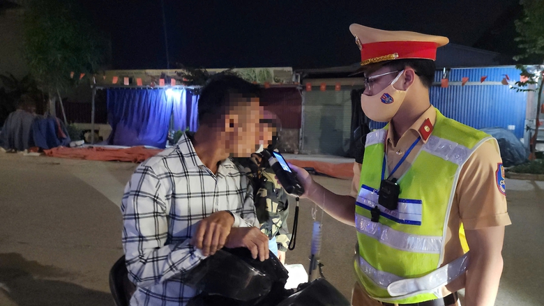 CSGT H&ograve;a B&igrave;nh đến từng nh&agrave; h&agrave;ng tuy&ecirc;n truyền "đ&atilde; uống rượu bia l&agrave; kh&ocirc;ng l&aacute;i xe"- Ảnh 10.