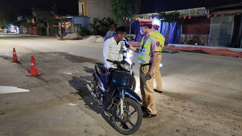 CSGT H&ograve;a B&igrave;nh đến từng nh&agrave; h&agrave;ng tuy&ecirc;n truyền "đ&atilde; uống rượu bia l&agrave; kh&ocirc;ng l&aacute;i xe"- Ảnh 8.