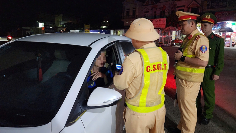 CSGT H&ograve;a B&igrave;nh đến từng nh&agrave; h&agrave;ng tuy&ecirc;n truyền "đ&atilde; uống rượu bia l&agrave; kh&ocirc;ng l&aacute;i xe"- Ảnh 7.