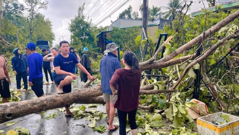 Đồng Nai: Dông lốc lớn khiến nhiều cây đổ, nhà tốc mái ở Định Quán- Ảnh 1. Đồng Nai: Dông lốc lớn khiến nhiều cây đổ, nhà tốc mái ở Định Quán- Ảnh 1.