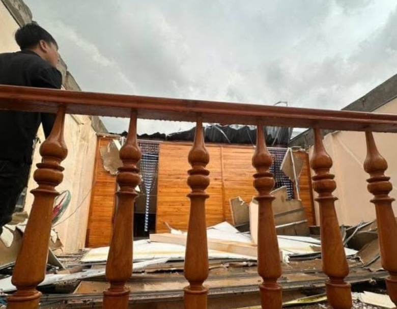 Đồng Nai: Dông lốc lớn khiến nhiều cây đổ, nhà tốc mái ở Định Quán- Ảnh 3. Đồng Nai: Dông lốc lớn khiến nhiều cây đổ, nhà tốc mái ở Định Quán- Ảnh 3.