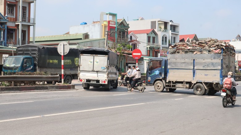 Phương tiện vô tư quay đầu bất chấp biển cấm, tai nạn rình rập trên QL5 qua Hưng Yên- Ảnh 1. Phương tiện vô tư quay đầu bất chấp biển cấm, tai nạn rình rập trên QL5 qua Hưng Yên- Ảnh 1.