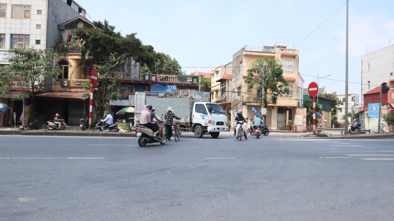 Phương tiện vô tư quay đầu bất chấp biển cấm, tai nạn rình rập trên QL5 qua Hưng Yên- Ảnh 4. Phương tiện vô tư quay đầu bất chấp biển cấm, tai nạn rình rập trên QL5 qua Hưng Yên- Ảnh 4.