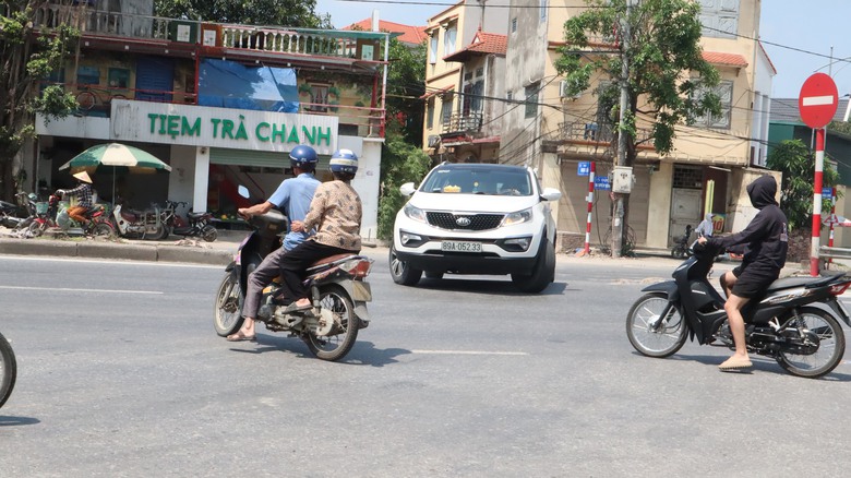 Phương tiện vô tư quay đầu bất chấp biển cấm, tai nạn rình rập trên QL5 qua Hưng Yên- Ảnh 5. Phương tiện vô tư quay đầu bất chấp biển cấm, tai nạn rình rập trên QL5 qua Hưng Yên- Ảnh 5.