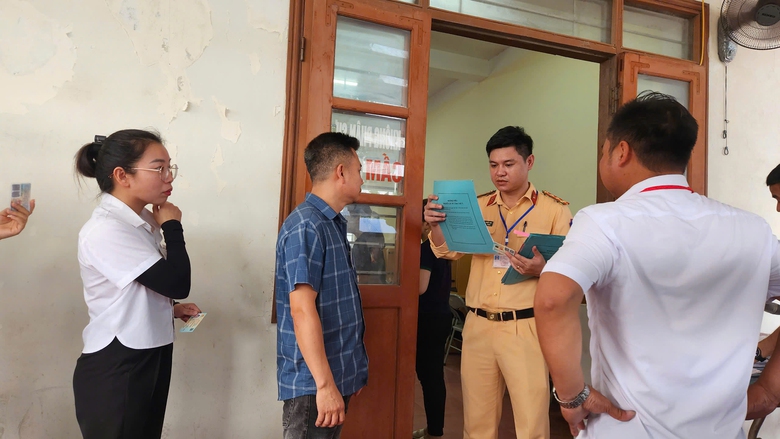 Cảnh sát giao thông tổ chức sát hạch lái xe thế nào?- Ảnh 3. Cảnh sát giao thông tổ chức sát hạch lái xe thế nào?- Ảnh 3.