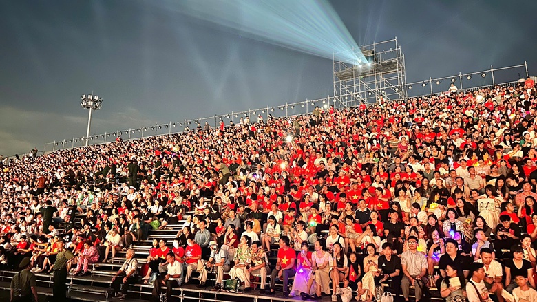 Hải Phòng đón nhận danh hiệu “Thành phố Anh hùng”- Ảnh 4. Hải Phòng đón nhận danh hiệu “Thành phố Anh hùng”- Ảnh 4.