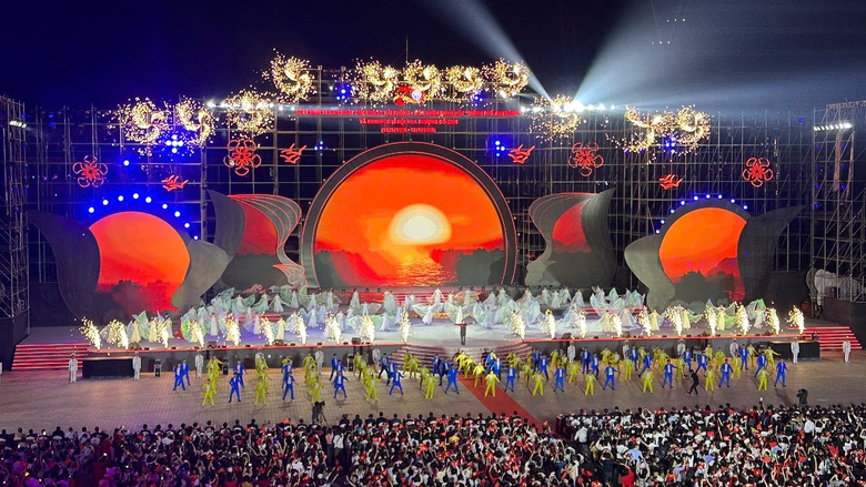 Hải Phòng đón nhận danh hiệu “Thành phố Anh hùng”- Ảnh 5. Hải Phòng đón nhận danh hiệu “Thành phố Anh hùng”- Ảnh 5.