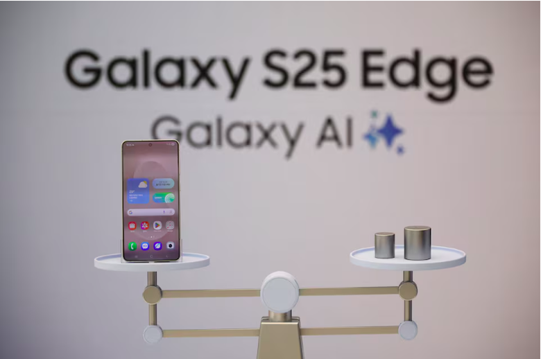 Samsung ra mắt smartphone mỏng nhất cạnh tranh Apple- Ảnh 1. Samsung ra mắt smartphone mỏng nhất cạnh tranh Apple- Ảnh 1.