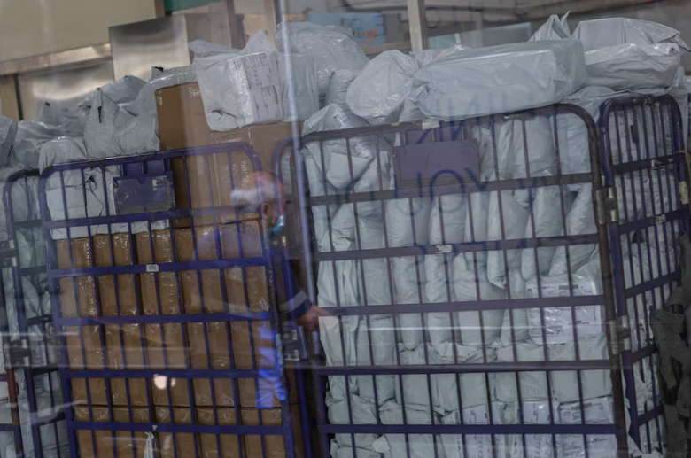 Mỹ giảm hơn một nửa thuế nhập khẩu kiện h&agrave;ng nhỏ từ Trung Quốc- Ảnh 1.