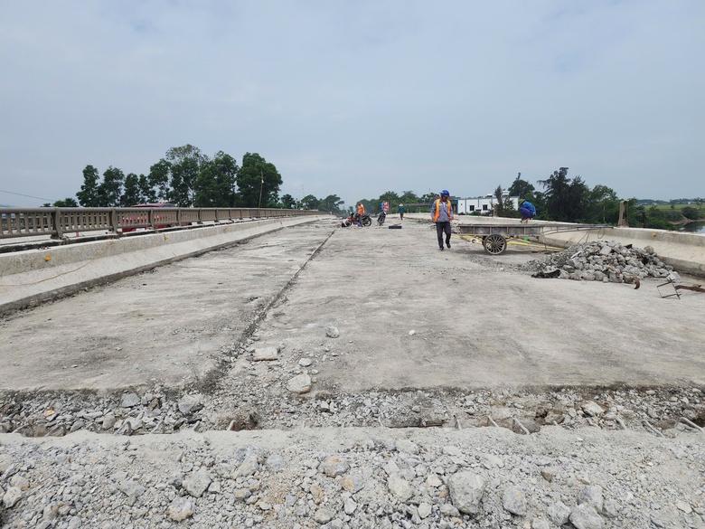 Nhiều mũi thi c&ocirc;ng sửa chữa cầu R&aacute;c, đảm bảo an to&agrave;n quốc lộ 1A qua H&agrave; Tĩnh- Ảnh 4.