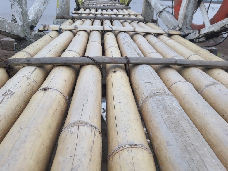 Độc lạ cầu tre vượt biển ở Cồn Đen- Ảnh 3.