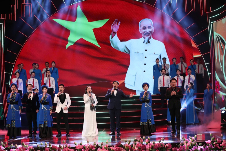 Xúc động chương trình nghệ thuật đặc biệt “Quà tháng 5 dâng Người”- Ảnh 20. Xúc động chương trình nghệ thuật đặc biệt “Quà tháng 5 dâng Người”- Ảnh 20.