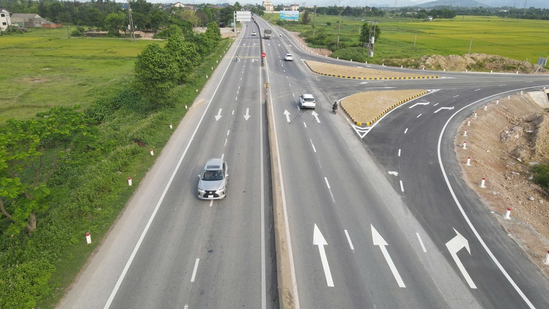 Bổ sung biển b&aacute;o, đ&egrave;n chiếu s&aacute;ng tại c&aacute;c điểm giao cắt cao tốc qua H&agrave; Tĩnh- Ảnh 1.