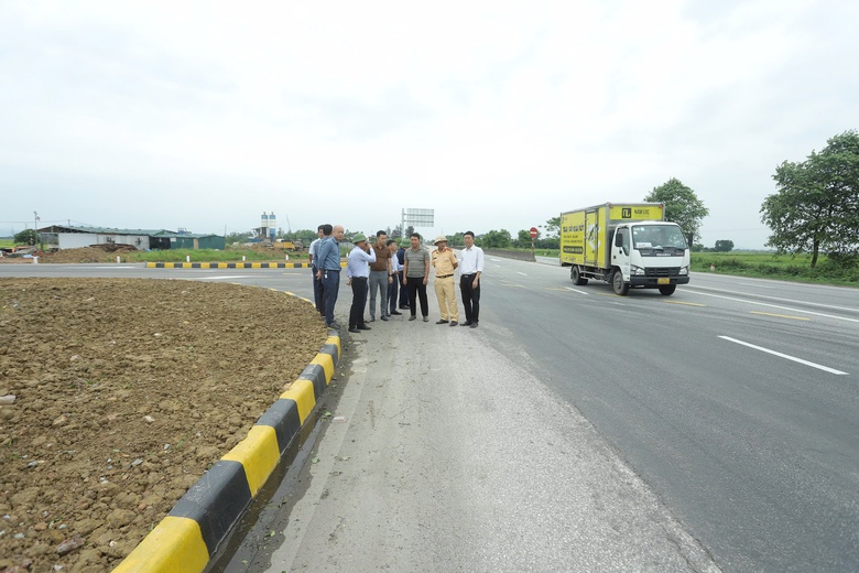 Bổ sung biển b&aacute;o, đ&egrave;n chiếu s&aacute;ng tại c&aacute;c điểm giao cắt cao tốc qua H&agrave; Tĩnh- Ảnh 3.