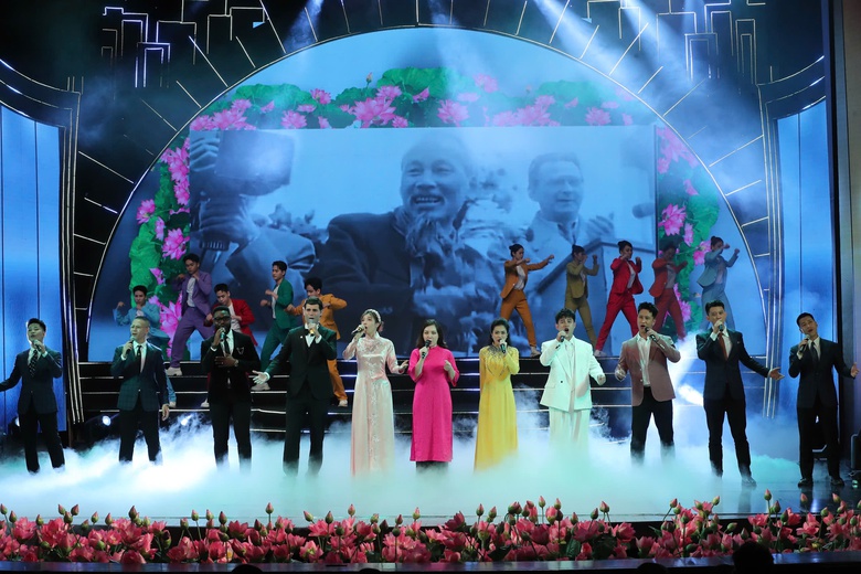 Xúc động chương trình nghệ thuật đặc biệt “Quà tháng 5 dâng Người”- Ảnh 22. Xúc động chương trình nghệ thuật đặc biệt “Quà tháng 5 dâng Người”- Ảnh 22.