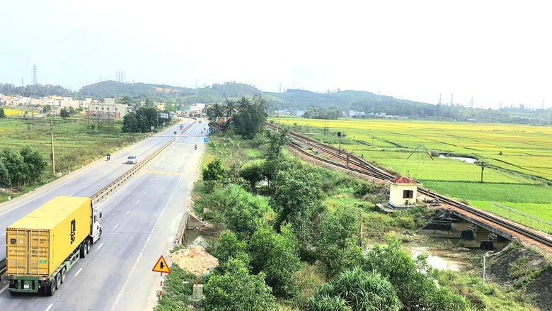 Quảng Ng&atilde;i: Tuyến nh&aacute;nh đường sắt 900 tỷ l&agrave; bệ ph&oacute;ng n&acirc;ng tầm cảng Dung Quất- Ảnh 1.