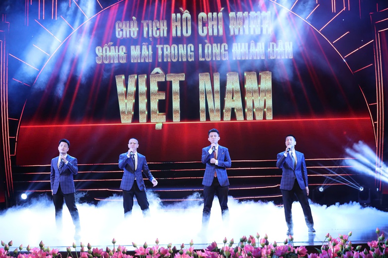 Xúc động chương trình nghệ thuật đặc biệt “Quà tháng 5 dâng Người”- Ảnh 21. Xúc động chương trình nghệ thuật đặc biệt “Quà tháng 5 dâng Người”- Ảnh 21.