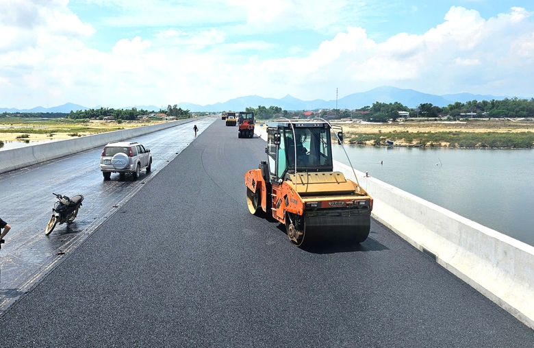 Đội nắng thảm nhựa cầu vượt s&ocirc;ng d&agrave;i nhất cao tốc Ho&agrave;i Nhơn - Quy Nhơn- Ảnh 1.