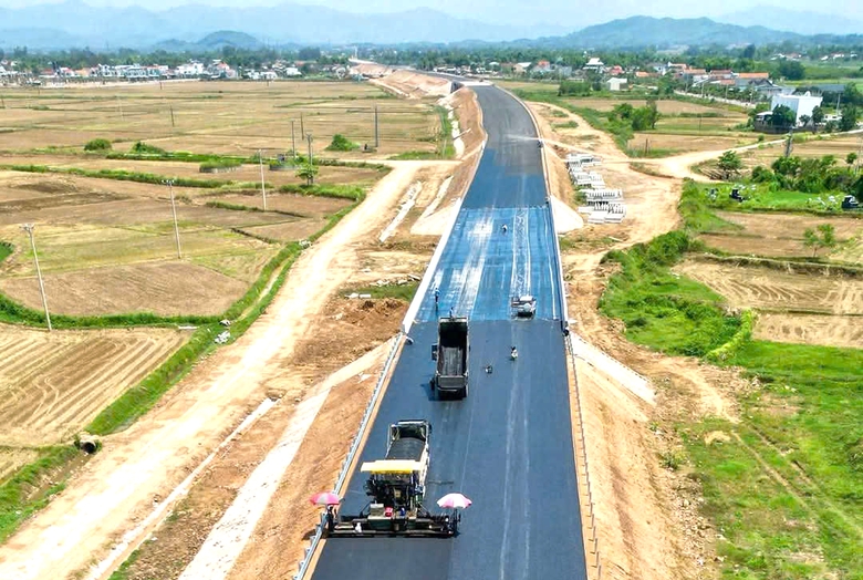 Đội nắng thảm nhựa cầu vượt s&ocirc;ng d&agrave;i nhất cao tốc Ho&agrave;i Nhơn - Quy Nhơn- Ảnh 12.