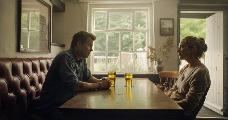 Brad Pitt phong trần, quyến rũ ở tuổi ngoài 60 khi hóa thân thành tay đua F1- Ảnh 3. Brad Pitt phong trần, quyến rũ ở tuổi ngoài 60 khi hóa thân thành tay đua F1- Ảnh 3.