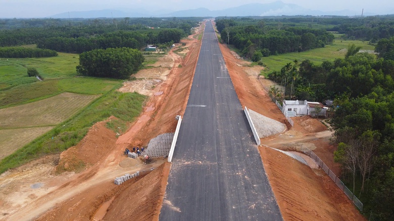 Không để vướng mắc nhỏ ảnh hưởng tiến độ cao tốc Quảng Ngãi - Hoài Nhơn- Ảnh 4. Không để vướng mắc nhỏ ảnh hưởng tiến độ cao tốc Quảng Ngãi - Hoài Nhơn- Ảnh 4.