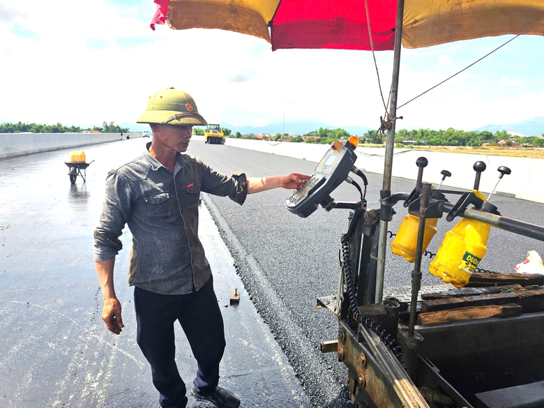 Đội nắng thảm nhựa cầu vượt s&ocirc;ng d&agrave;i nhất cao tốc Ho&agrave;i Nhơn - Quy Nhơn- Ảnh 5.