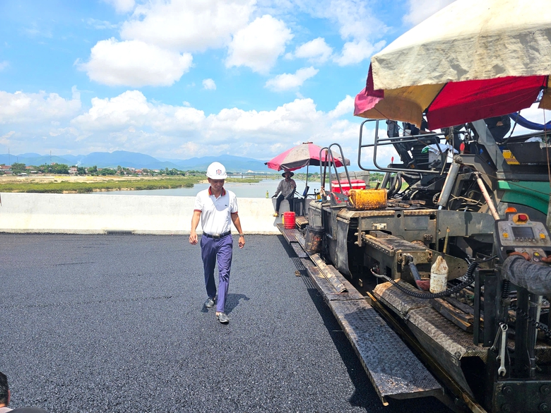 Đội nắng thảm nhựa cầu vượt s&ocirc;ng d&agrave;i nhất cao tốc Ho&agrave;i Nhơn - Quy Nhơn- Ảnh 8.