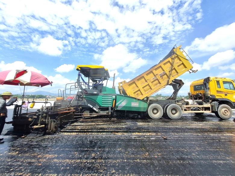 Đội nắng thảm nhựa cầu vượt s&ocirc;ng d&agrave;i nhất cao tốc Ho&agrave;i Nhơn - Quy Nhơn- Ảnh 2.