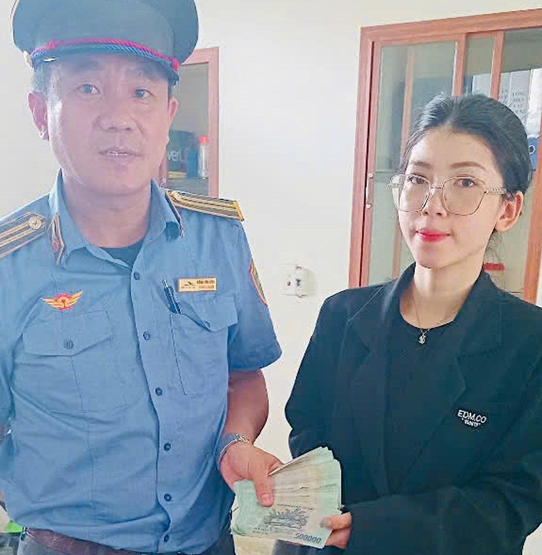 Kh&aacute;ch bất ngờ nhận lại cả trăm triệu đồng bỏ qu&ecirc;n tr&ecirc;n t&agrave;u- Ảnh 1.