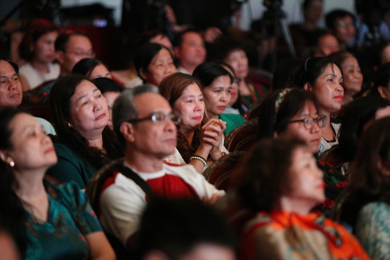 Xúc động chương trình nghệ thuật đặc biệt “Quà tháng 5 dâng Người”- Ảnh 7. Xúc động chương trình nghệ thuật đặc biệt “Quà tháng 5 dâng Người”- Ảnh 7.