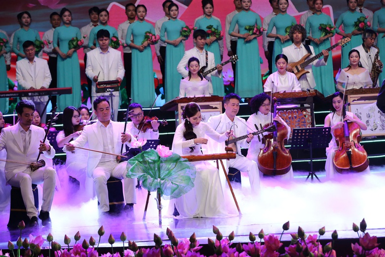 Xúc động chương trình nghệ thuật đặc biệt “Quà tháng 5 dâng Người”- Ảnh 2. Xúc động chương trình nghệ thuật đặc biệt “Quà tháng 5 dâng Người”- Ảnh 2.