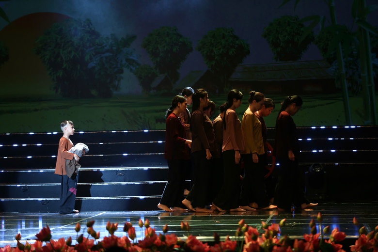 Xúc động chương trình nghệ thuật đặc biệt “Quà tháng 5 dâng Người”- Ảnh 5. Xúc động chương trình nghệ thuật đặc biệt “Quà tháng 5 dâng Người”- Ảnh 5.