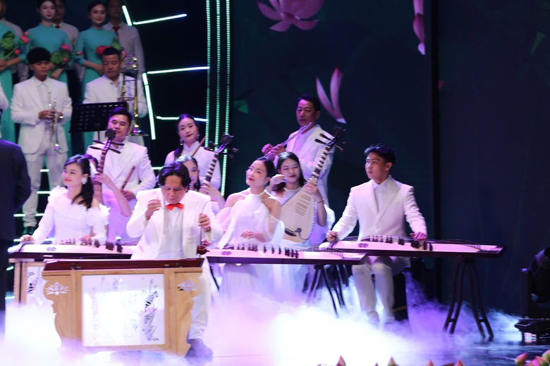 Xúc động chương trình nghệ thuật đặc biệt “Quà tháng 5 dâng Người”- Ảnh 3. Xúc động chương trình nghệ thuật đặc biệt “Quà tháng 5 dâng Người”- Ảnh 3.