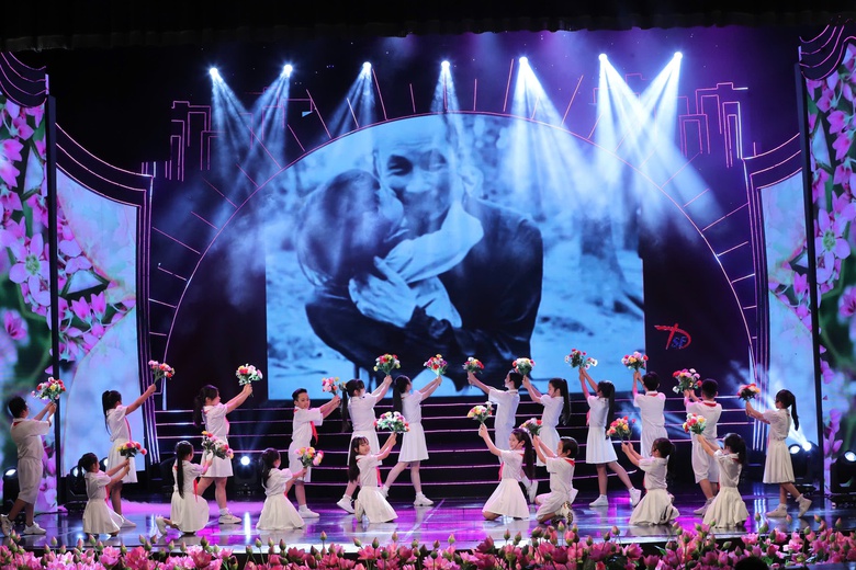 Xúc động chương trình nghệ thuật đặc biệt “Quà tháng 5 dâng Người”- Ảnh 18. Xúc động chương trình nghệ thuật đặc biệt “Quà tháng 5 dâng Người”- Ảnh 18.