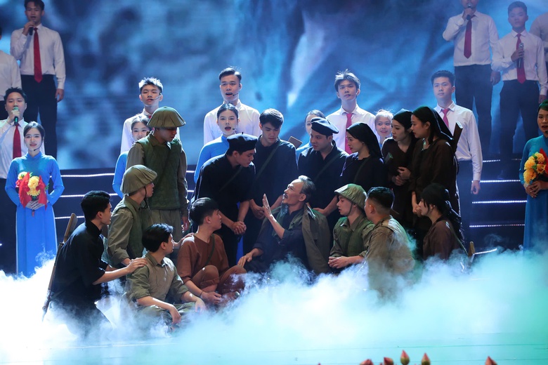 Xúc động chương trình nghệ thuật đặc biệt “Quà tháng 5 dâng Người”- Ảnh 15. Xúc động chương trình nghệ thuật đặc biệt “Quà tháng 5 dâng Người”- Ảnh 15.