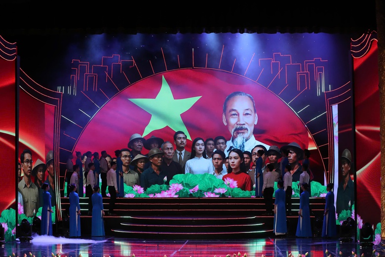 Xúc động chương trình nghệ thuật đặc biệt “Quà tháng 5 dâng Người”- Ảnh 19. Xúc động chương trình nghệ thuật đặc biệt “Quà tháng 5 dâng Người”- Ảnh 19.