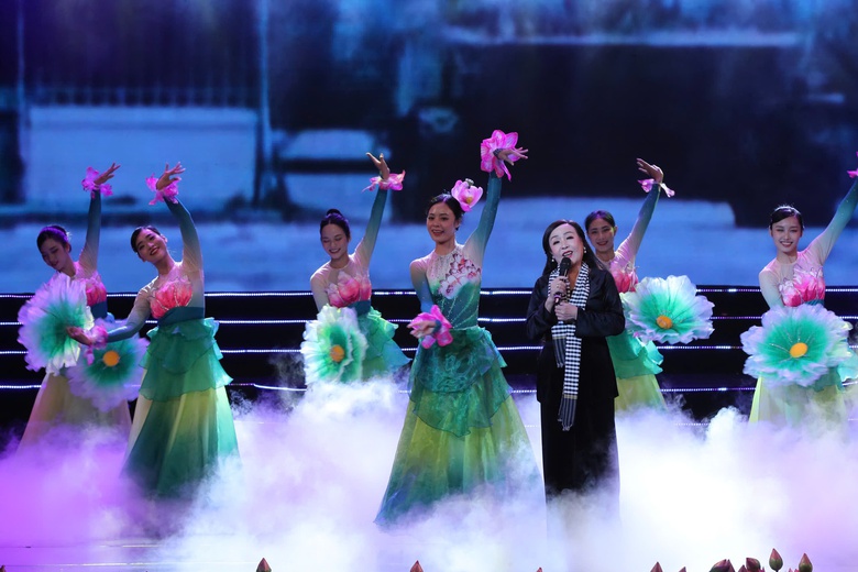 Xúc động chương trình nghệ thuật đặc biệt “Quà tháng 5 dâng Người”- Ảnh 17. Xúc động chương trình nghệ thuật đặc biệt “Quà tháng 5 dâng Người”- Ảnh 17.