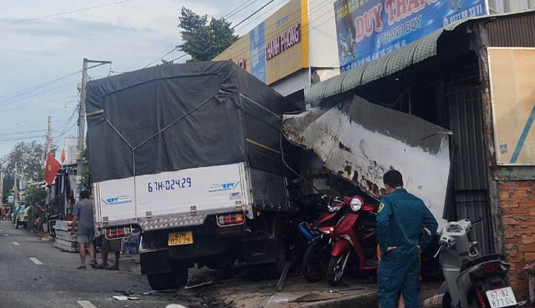 Tr&aacute;nh xe b&aacute;n tải, xe tải đ&acirc;m v&agrave;o nh&agrave; d&acirc;n tr&ecirc;n QL91 qua An Giang - Ảnh 1.